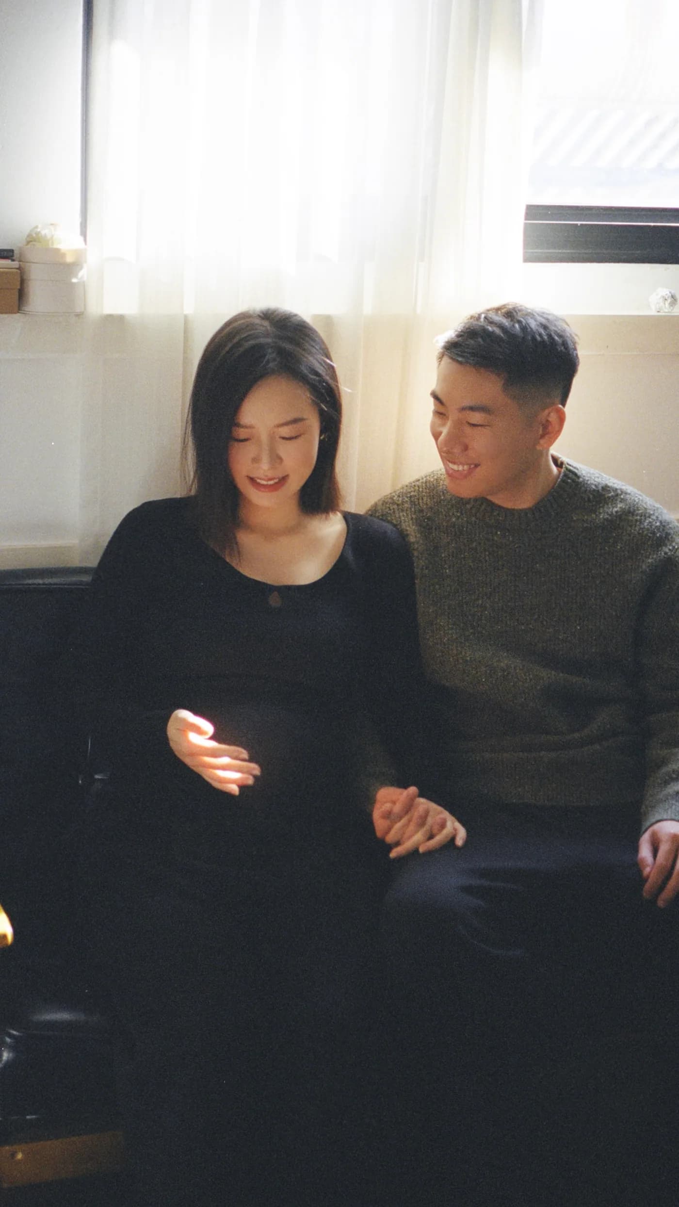 怀孕期间，Wentian 与伴侣坐在窗边